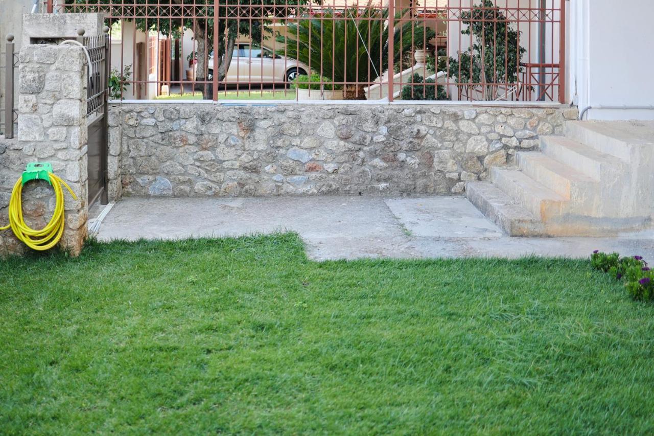 Μικρό Διαμέρισμα Της Αγγελικής Με Αυλή Και Parking كالاماتا المظهر الخارجي الصورة